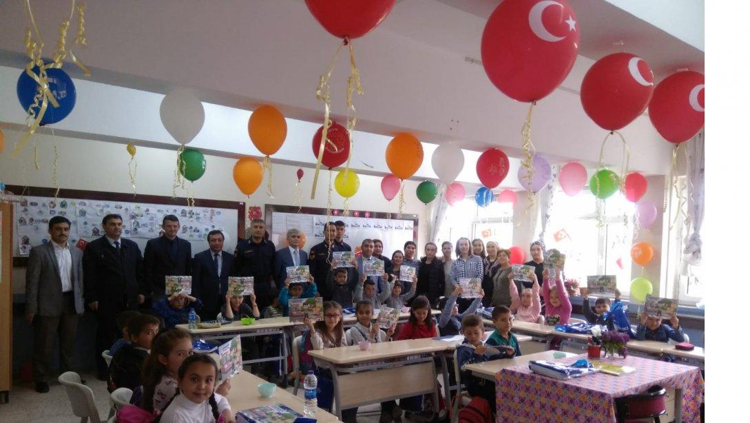İlçemiz Jandarma Teşkilatı Atatürk İlkokulumuzu Ziyaret Etti