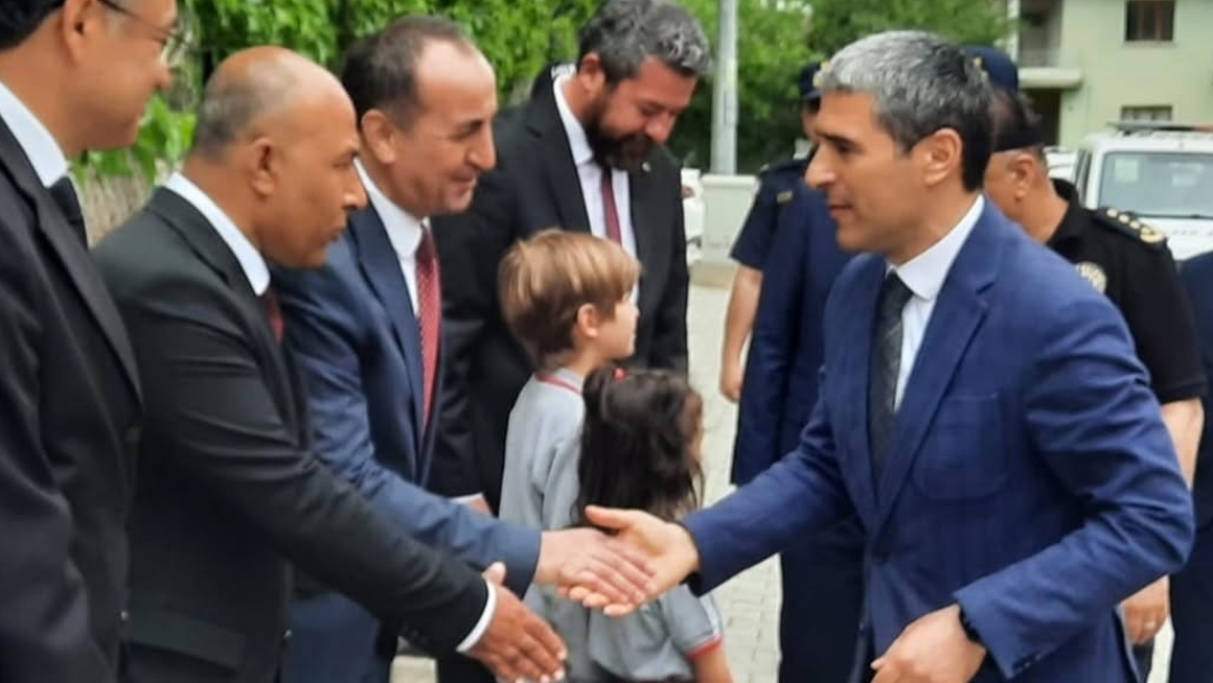 Uşak Valisi Dr. Naci Aktaş'tan Sivaslı Muammer Yazgan İlkokulu'na Ziyaret.